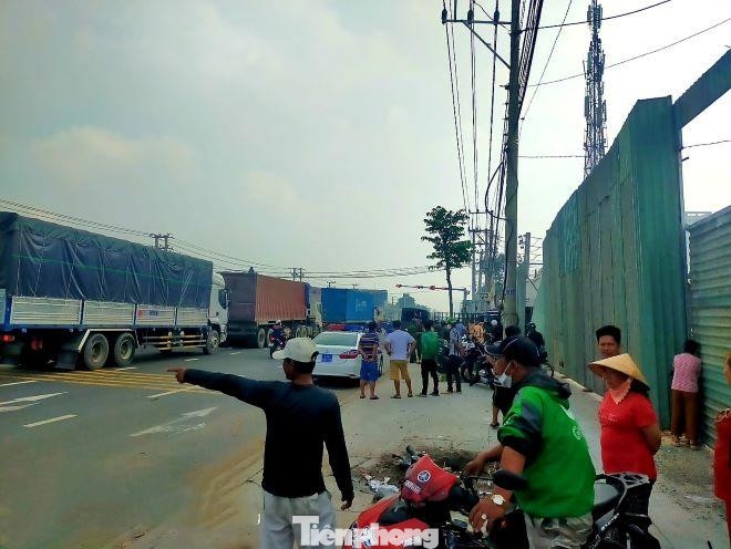 Đối tượng lao vào nhà dân bên đường ĐT 743B