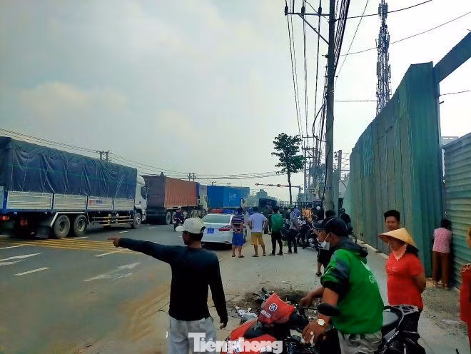 Đối tượng lao vào nhà dân bên đường ĐT 743B