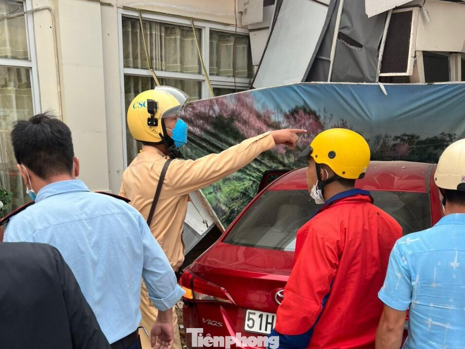 Người dân phối hợp cảnh sát giao thông khống chế đối tượng