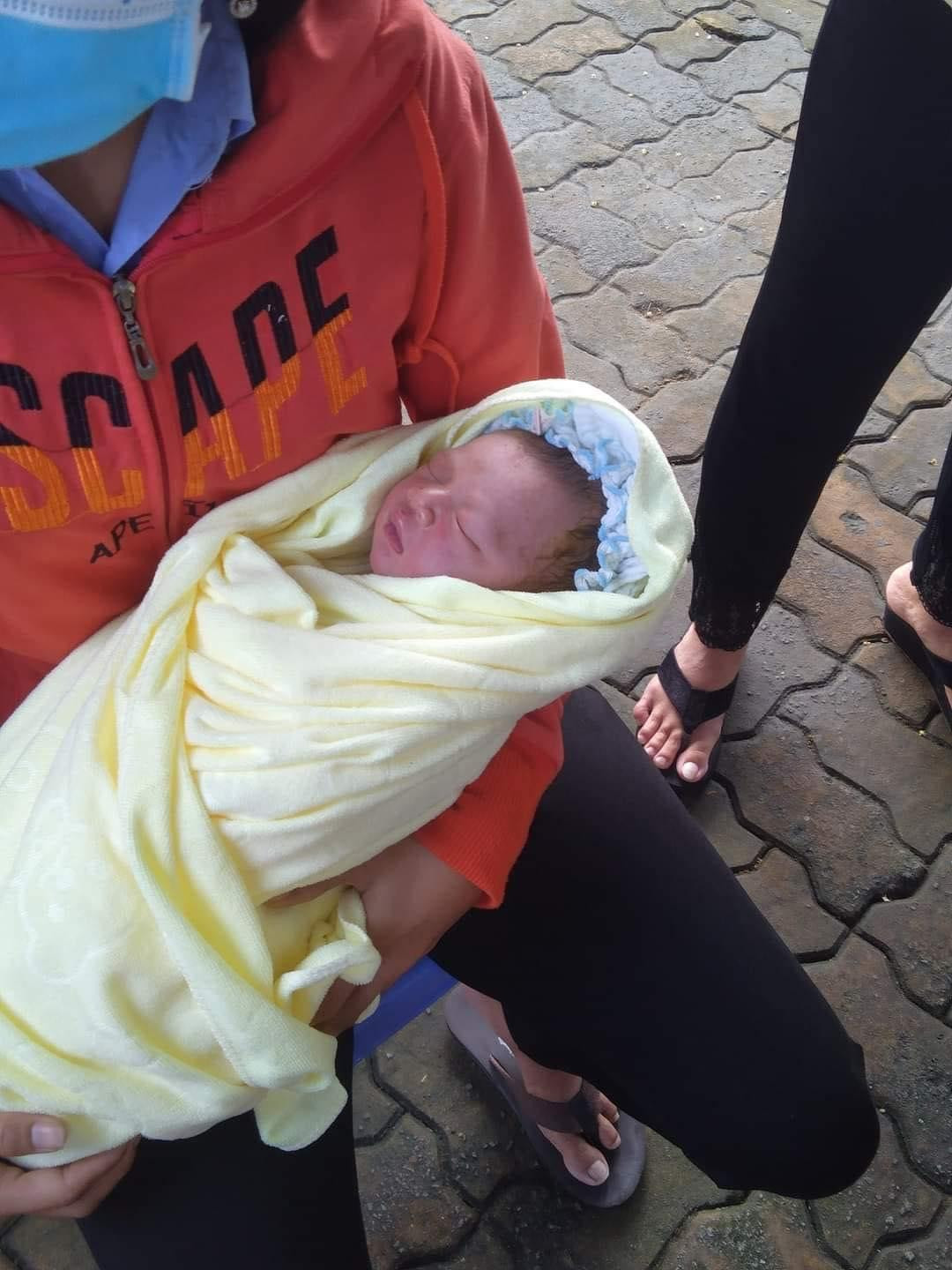 Bé sơ sinh được công nhân phát hiện bên tường rào công ty