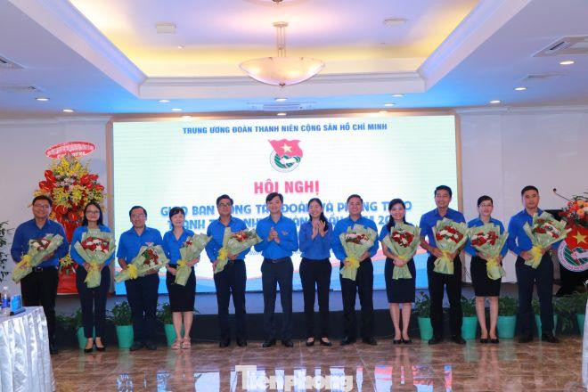 Bí thư Ban Chấp hành Trung ương Đoàn Nguyễn Minh Triết tặng hoa cho đại diện các đơn vị đoàn Cụm Đông Nam bộ