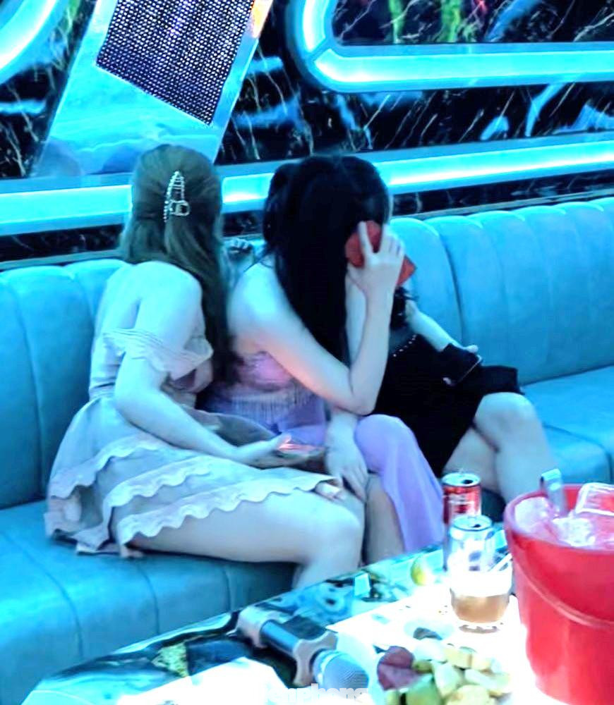 Các nữ tiếp viên chiều theo ý khách để được tiền "bo" Các nữ tiếp viên chiều theo ý khách để được tiền "bo"