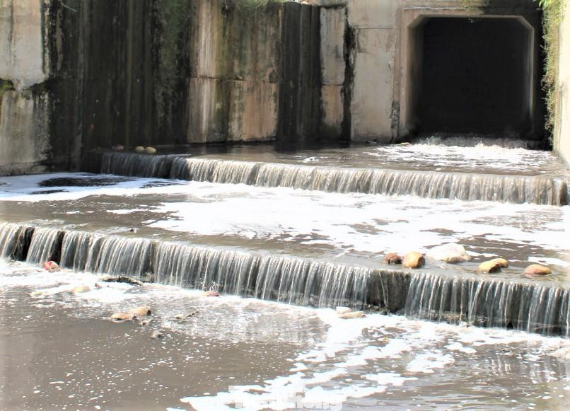 Nước suối Bưng Viết liên tục đổi màu bốc mùi hôi thối