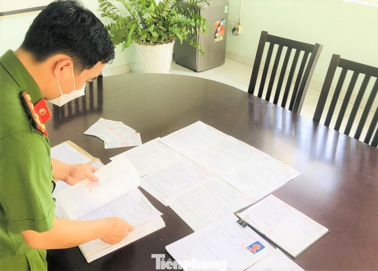 Công an kiểm tra hồ sơ vụ án của hai đối tượng lừa bán đất ảo Công an kiểm tra hồ sơ vụ án của hai đối tượng lừa bán đất ảo