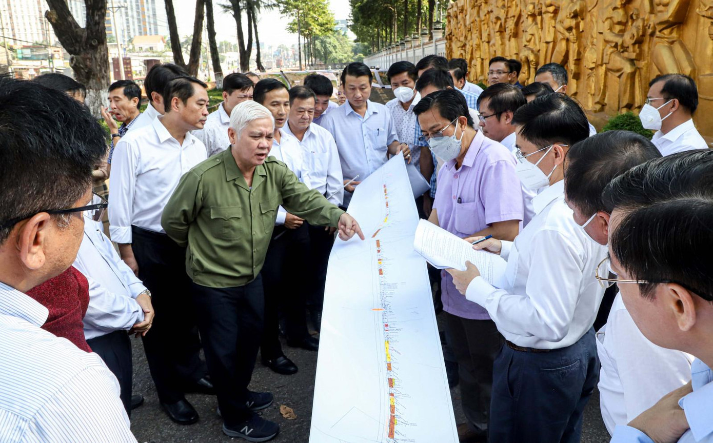 Bí thư Tỉnh ủy Bình Dương Nguyễn Văn Lợi (áo xanh) trong lần đi kiểm tra tiến độ công trình mở rộng đường quốc lộ 13 Ảnh: Quốc Chiến Bí thư Tỉnh ủy Bình Dương Nguyễn Văn Lợi (áo xanh) trong lần đi kiểm tra tiến độ công trình mở rộng đường quốc lộ 13 Ảnh: Quốc Chiến