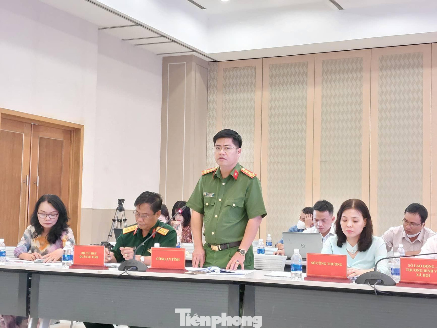 Đại tá Ngô Xuân Phú thông tin tại buổi họp báo Đại tá Ngô Xuân Phú thông tin tại buổi họp báo