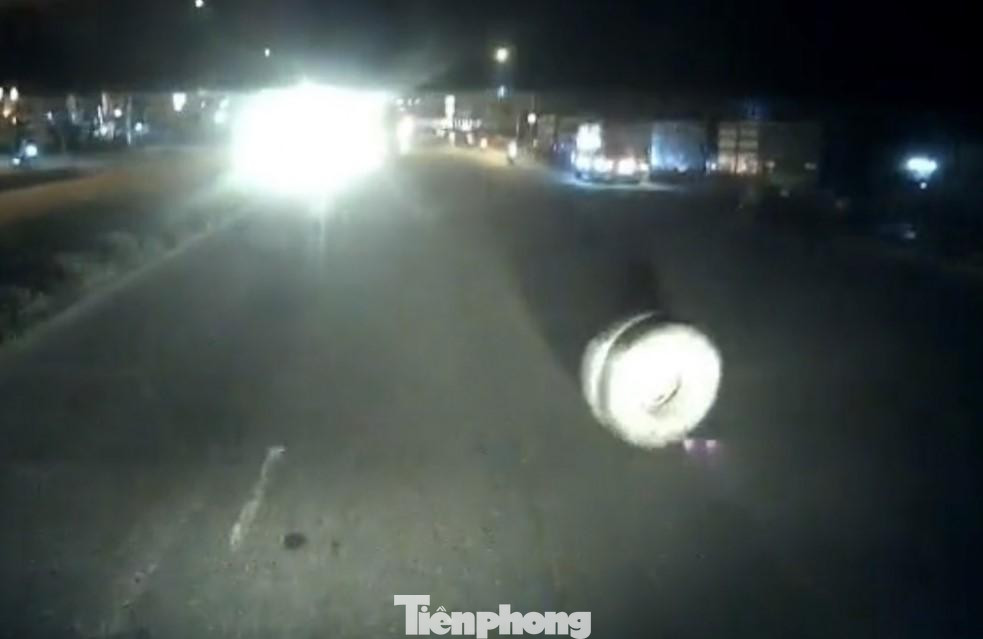 Cặp bánh xe container lăn giữa đường