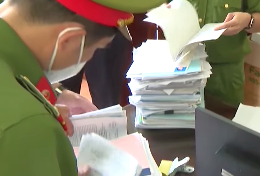 Lực lượng chức năng khám xét nơi làm việc tại CDC Bình Phước