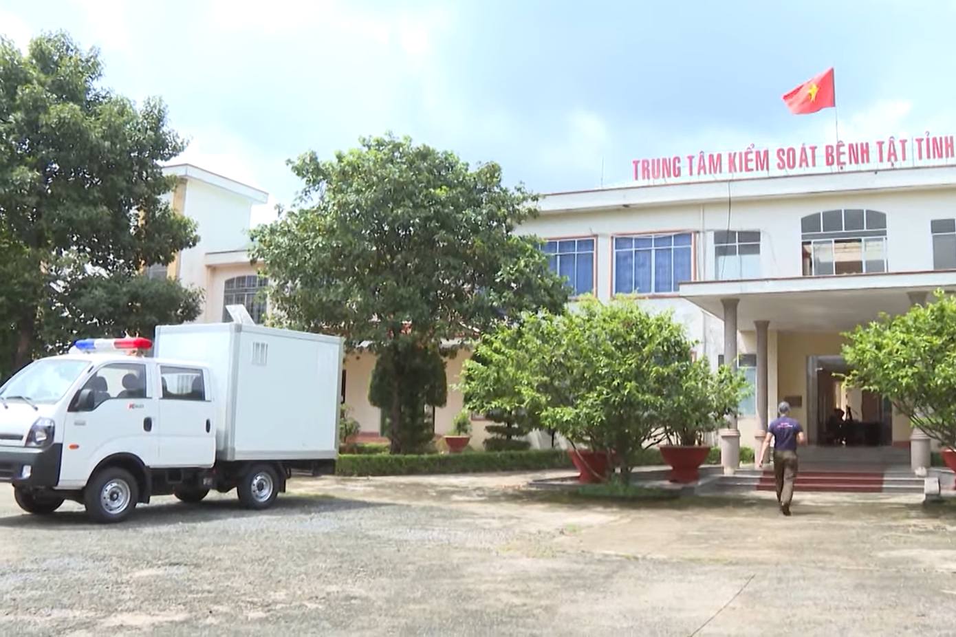 Xe đặc chủng của cơ quan công an có mặt tại trụ sở CDC Bình Phước