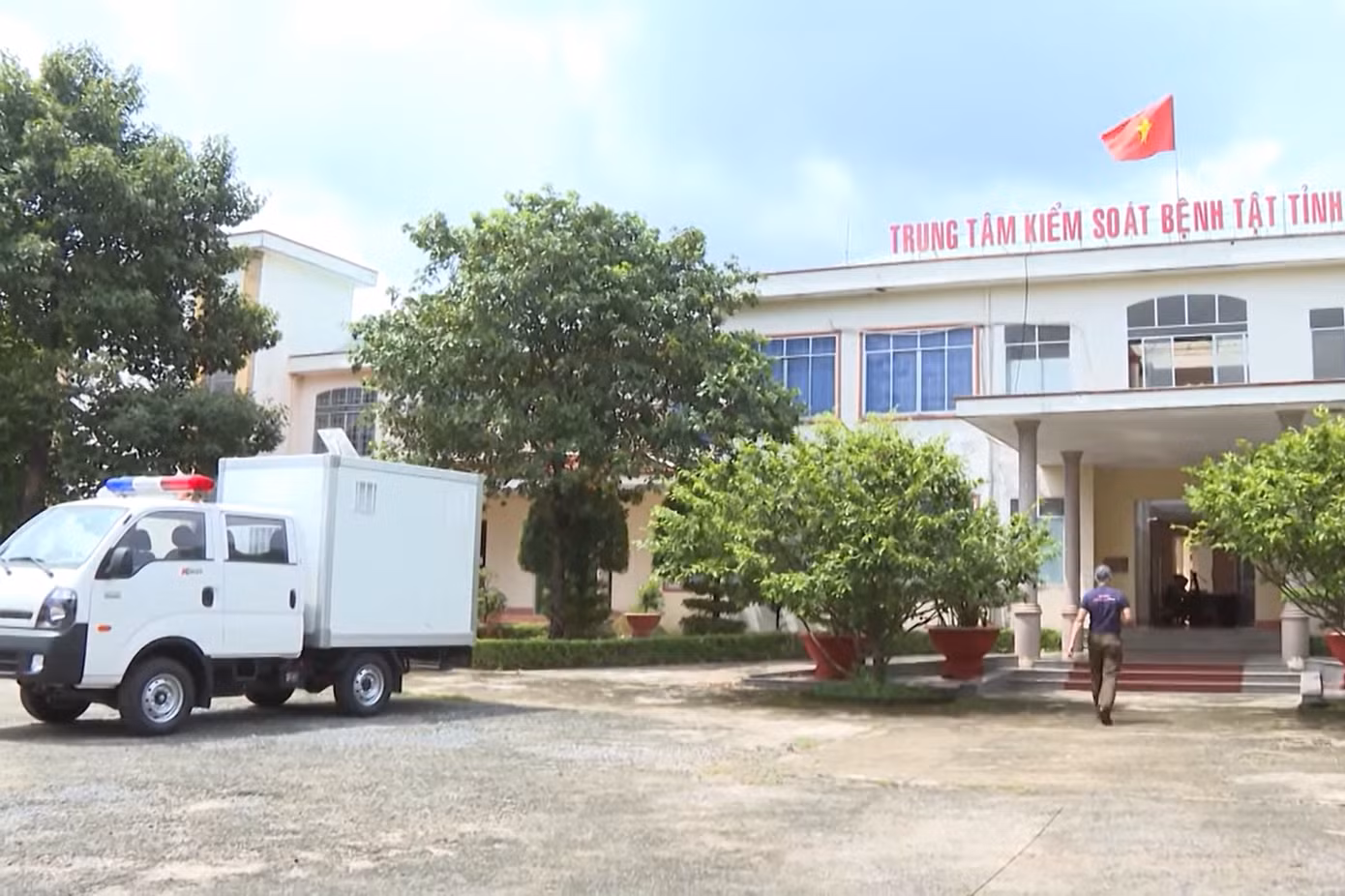 Xe đặc chủng của cơ quan công an có mặt tại trụ sở CDC Bình Phước