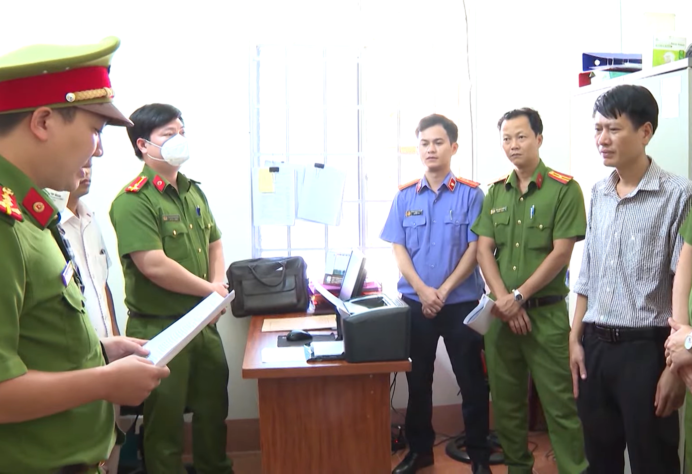 Công an đọc lệnh bắt tạm giam ông Lê Thành Bắc