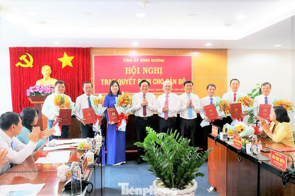 Lãnh đạo Bình Dương trao các quyết định Lãnh đạo Bình Dương trao các quyết định