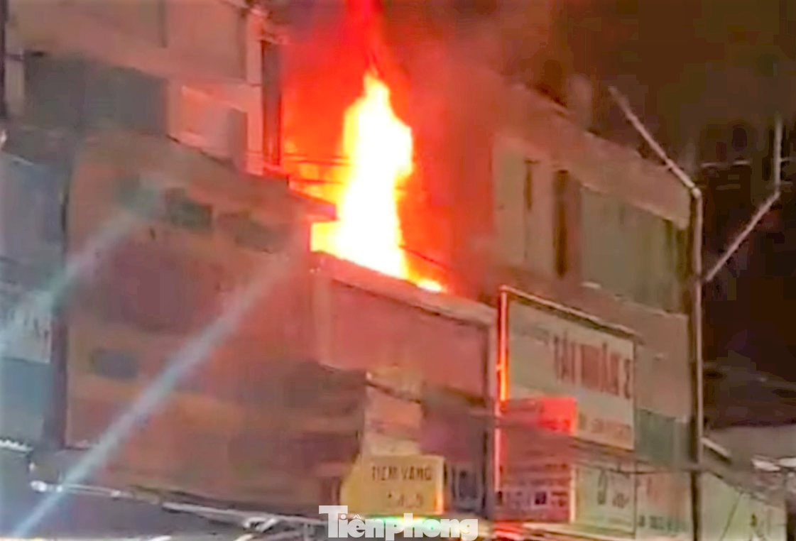 Căn nhà bốc cháy dữ dội trong đêm Căn nhà bốc cháy dữ dội trong đêm