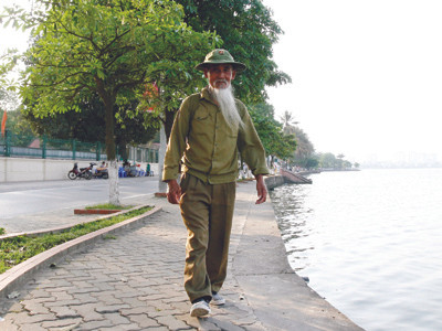 Mỗi ngày ông Khiết đi bộ trung bình khoảng 28 km và không một phút ngã lòng với xe đạp, xe máy, ôtô. Mỗi ngày ông Khiết đi bộ trung bình khoảng 28 km và không một phút ngã lòng với xe đạp, xe máy, ôtô