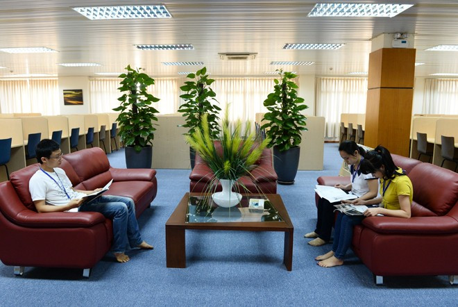 Phòng tự đọc với những bình hoa, chậu cây cảnh 