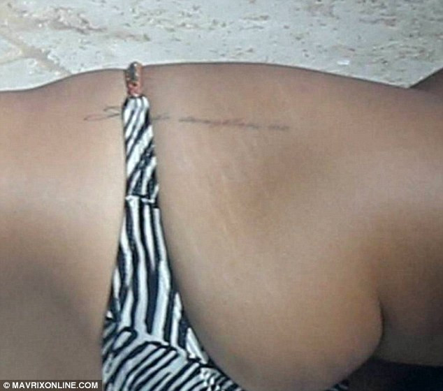 Selena để lộ hình xăm mới khi đang nằm tắm nắng