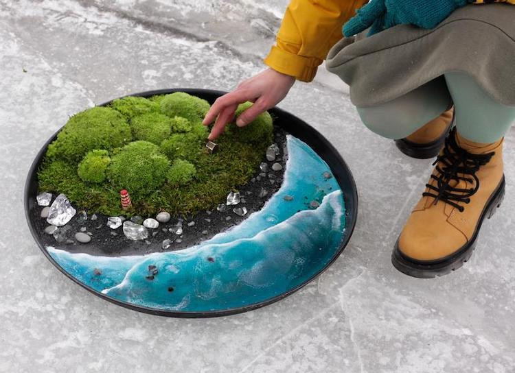 Anna sử dụng cát đen thật để tạo đường bờ biển và đại dương được làm từ nhựa thông.