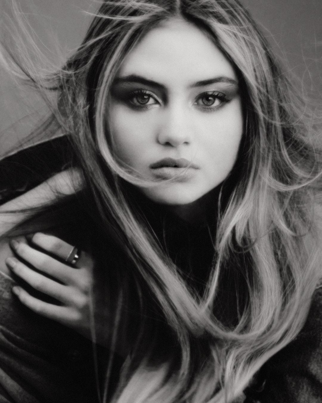 Nàng mẫu tuổi trăng rằm thừa hưởng nhiều nét đẹp và đôi chân dài của mẹ. Nàng mẫu tuổi trăng rằm thừa hưởng nhiều nét đẹp và đôi chân dài của mẹ.