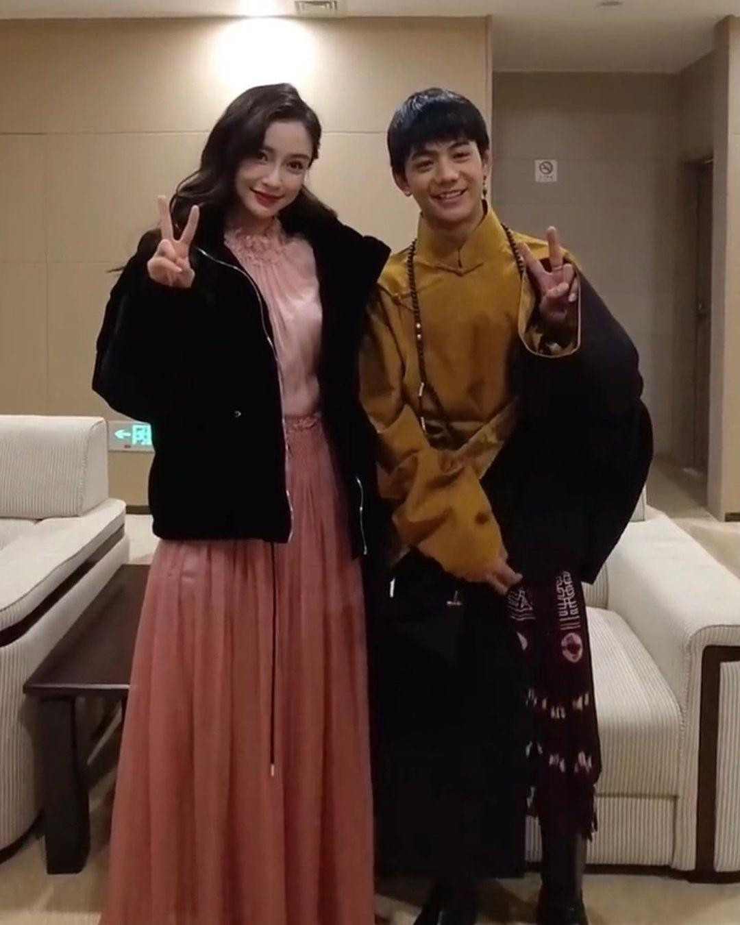 Chàng trai chụp ảnh cùng nữ diễn viên Angelababy Chàng trai chụp ảnh cùng nữ diễn viên Angelababy