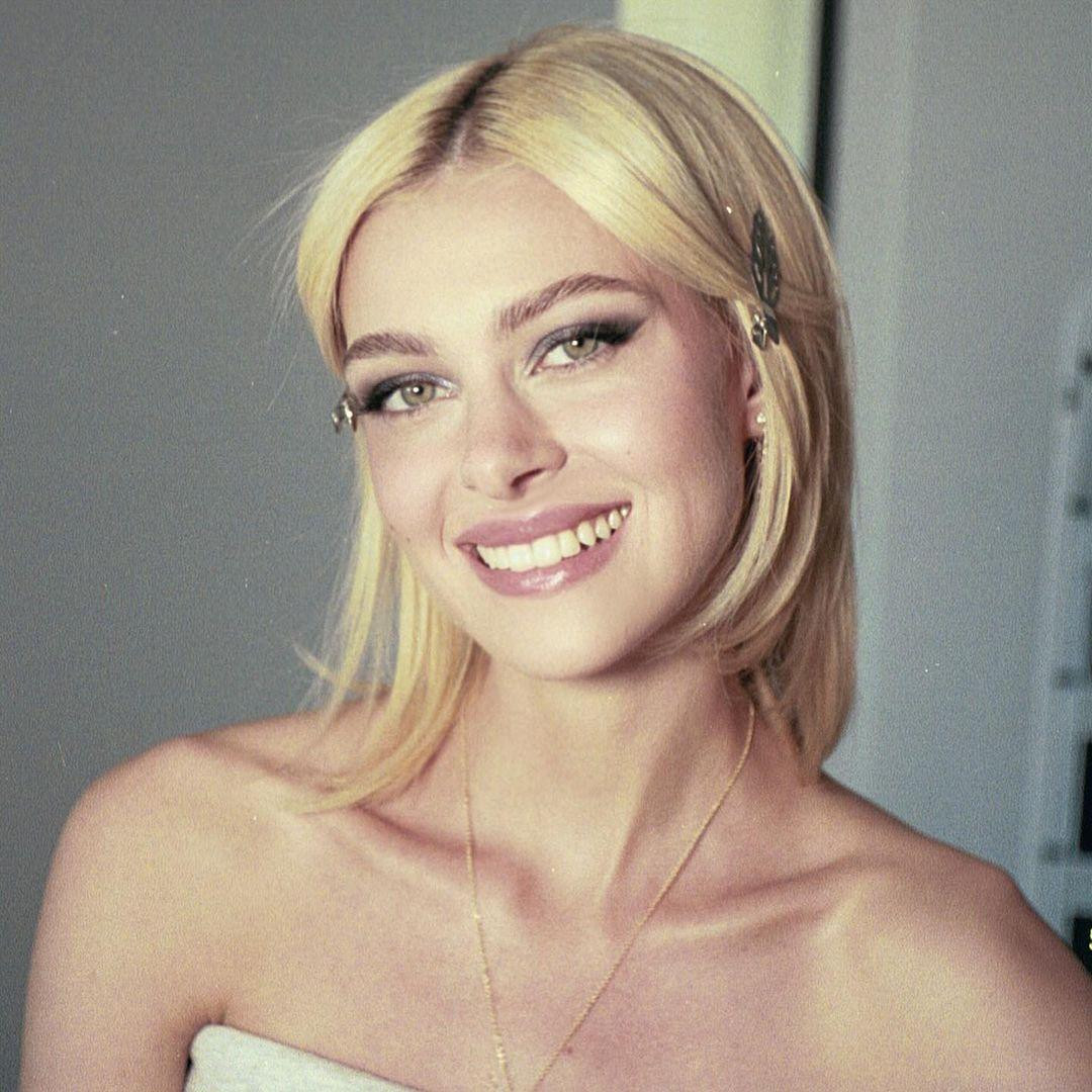 Nicola Peltz là tiểu thư danh giá, được cho là rất xứng đôi vừa lứa với cậu cả nhà Becks.Cô là ái nữ của tỷ phú Nelson Peltz và người mẫu nổi tiếng Claudia Heffner Peltz.