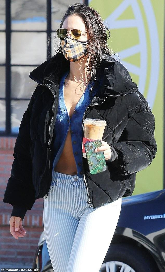 Eiza Gonzalez thường xuyên diện mốt không nội y ra phố.