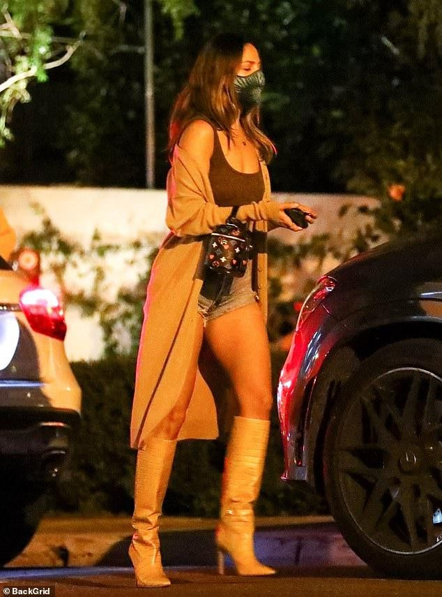 Mới đây, người đẹp 31 tuổi được trông thấy đi dạo trên đường phố Los Angeles với khẩu trang tránh dịch và túi xách nhỏ xinh của Louis Vuitton