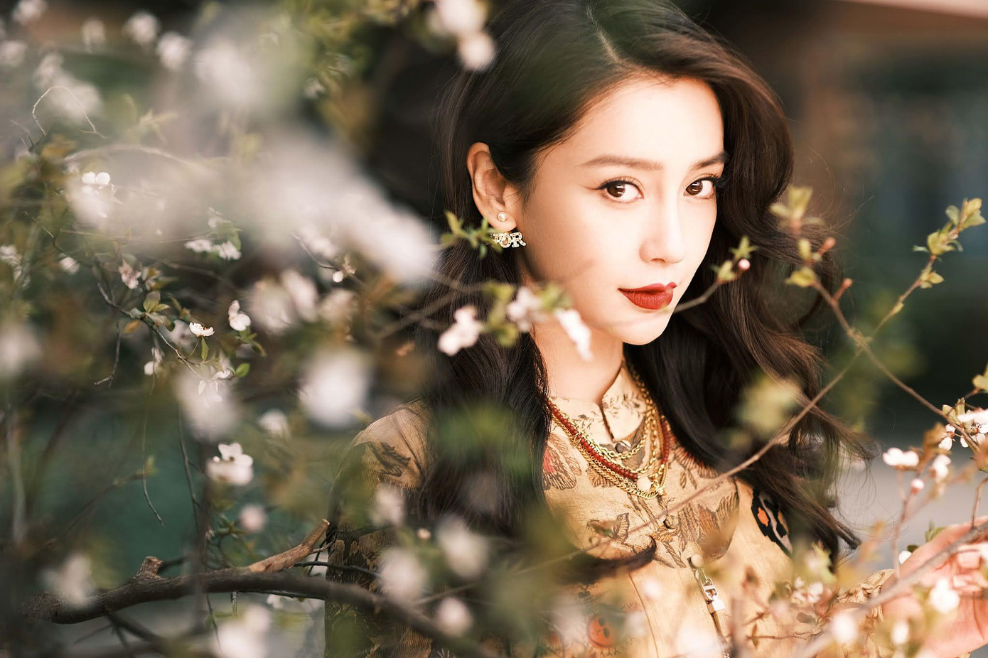 Hiện giữa Angelababy và ông xã Huỳnh Hiểu Minh vẫn đang xuất hiện tin đồn hôn nhân trục trặc xôn xao showbiz nhưng hai nhân vật chính vẫn một mực im lặng.