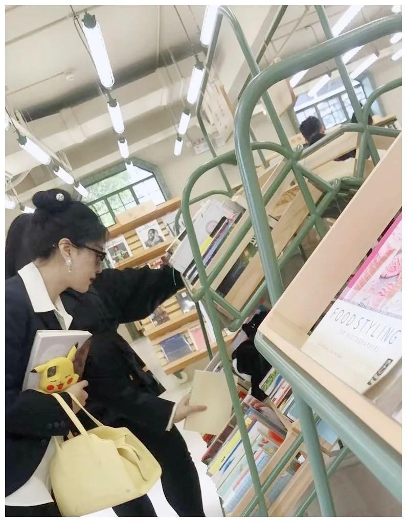 Nữ diễn viên búi tóc cao, diện bộ vest đen với sơ mi trắng thanh lịch, khoảnh khắc đời thường cũng toát lên khí chất ngôi sao.