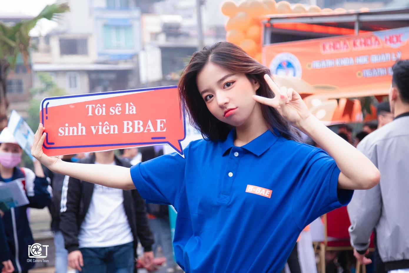 Mới đây, Phan Hằng tham dự Ngày hội tư vấn tuyển sinh hướng nghiệp năm 2021 diễn ra tại Trường Đại học Kinh tế Quốc dân và nhanh chóng trở thành tâm điểm, thu hút sự chú ý nhờ diện mạo nổi bật.