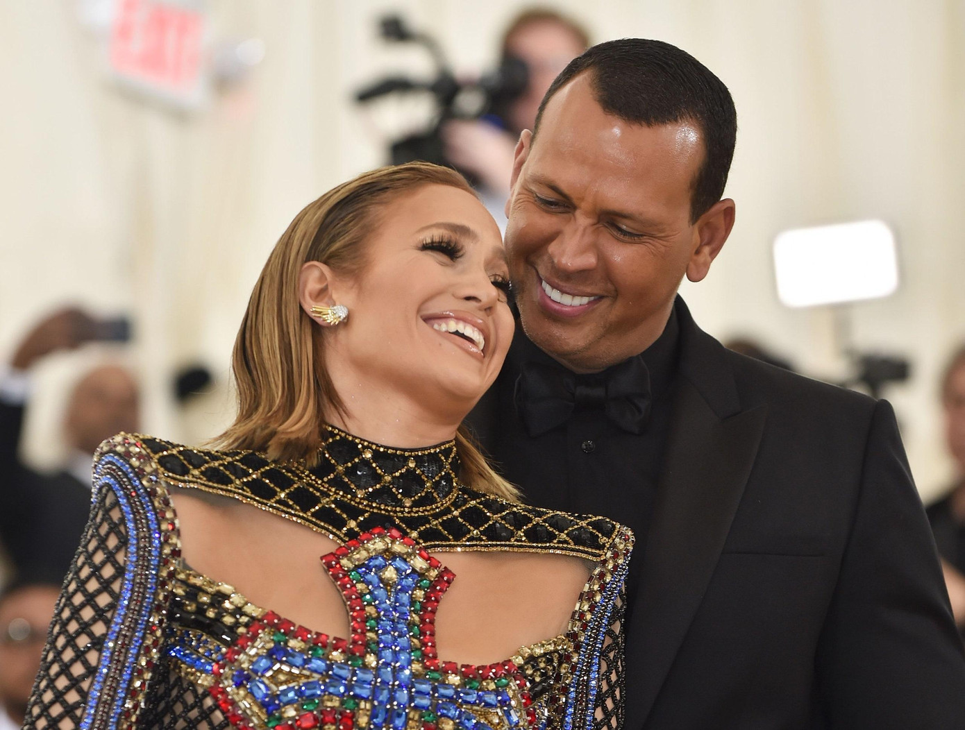 Mối tình 4 năm của J.Lo và bạn trai kém 6 tuổi Alex Rodriguez đang vướng tin đồn tan vỡ, cặp đôi bị đồn chia tay gần đây nhưng rồi sau đó lại bên nhau tình cảm như chưa có gì xảy ra. Mới đây, nữ ca sĩ cũng không còn đeo nhẫn đính hôn trị giá 1 triệu đô.