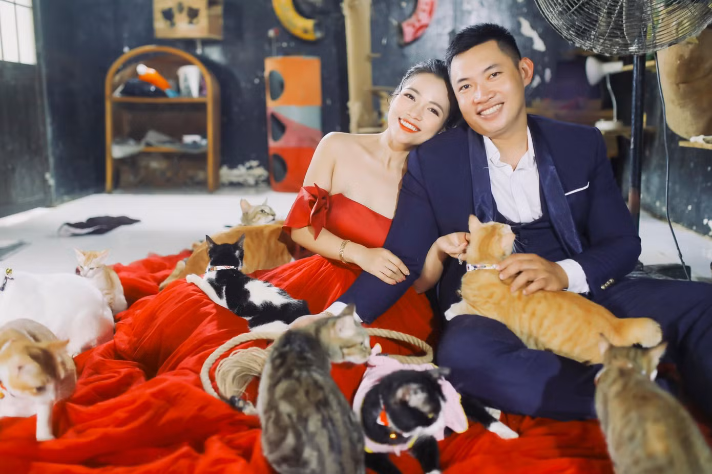 Cặp đôi quấn quýt bên dàn thú cưng