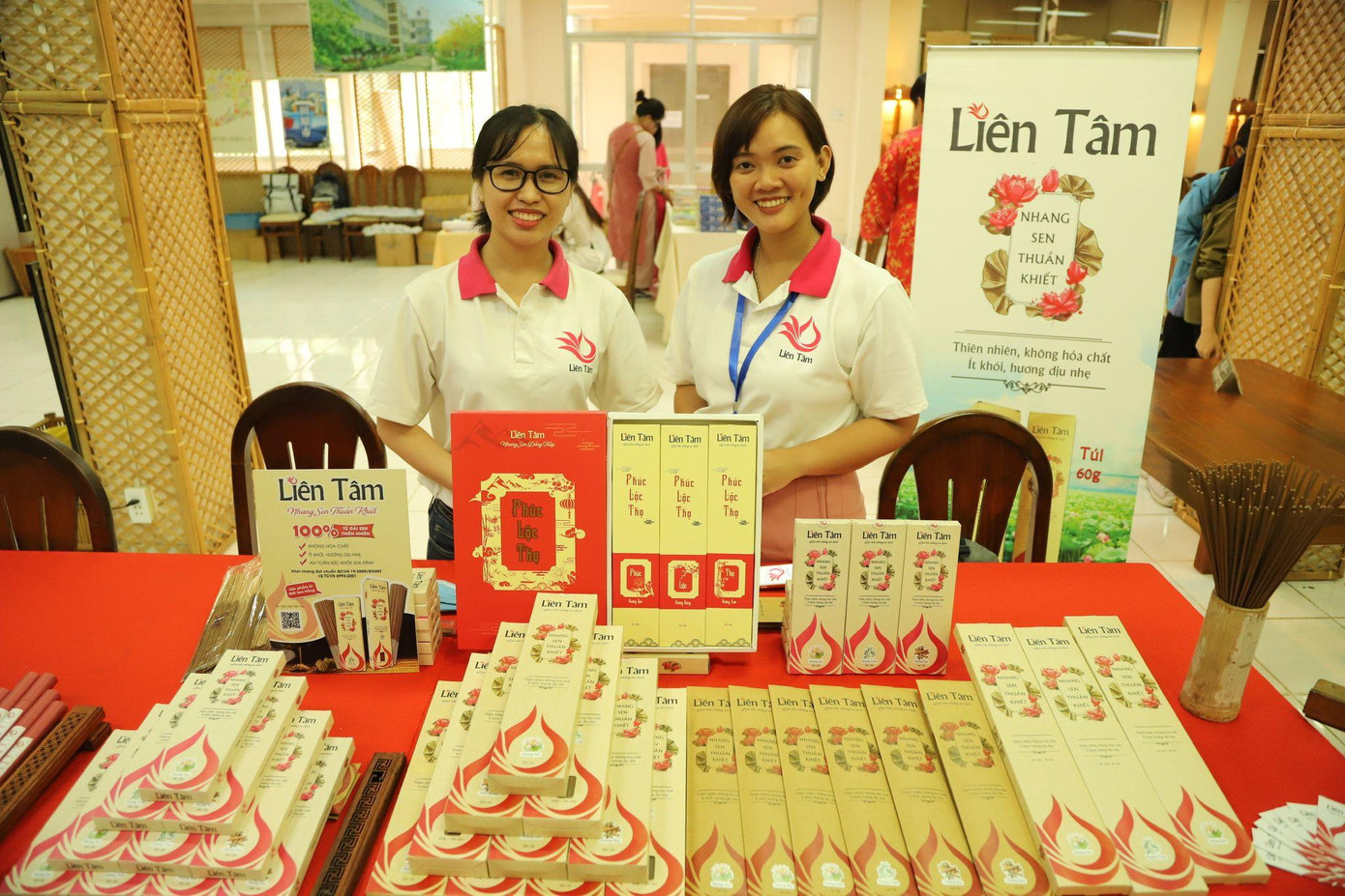 Chị Ngô Ngọc Anh (phải) – Sáng lập dự án Nhang sen Liên Tâm Đồng Tháp