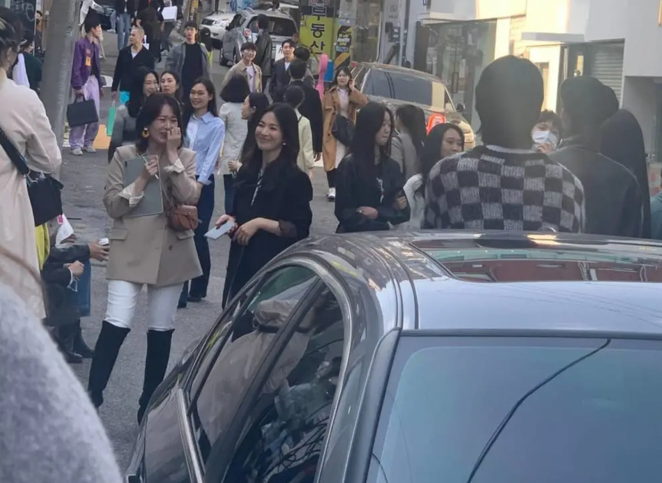 Nữ diễn viên sinh năm 1981 trẻ trung, tươi cười rạng rỡ trên phố, thu hút mọi ánh nhìn. Nữ diễn viên sinh năm 1981 trẻ trung, tươi cười rạng rỡ trên phố, thu hút mọi ánh nhìn.