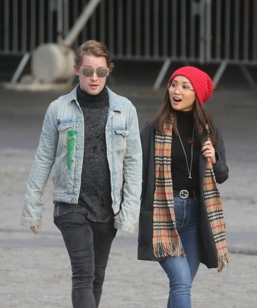 Macaulay Culkin năm nay đã 40 tuổi còn bạn gái anh - diễn viên, người mẫu, MC gốc Á Brenda Song sinh năm 1988. Cặp đôi gặp nhau trên phim trường Changeland vào năm 2017. Trước khi có con, vì tình yêu động vật, cả hai đã nuôi 3 con mèo, chó, vẹt và cả cá. Macaulay Culkin năm nay đã 40 tuổi còn bạn gái anh - diễn viên, người mẫu, MC gốc Á Brenda Song sinh năm 1988. Cặp đôi gặp nhau trên phim trường Changeland vào năm 2017. Trước khi có con, vì tình yêu động vật, cả hai đã nuôi 3 con mèo, chó, vẹt và cả cá.