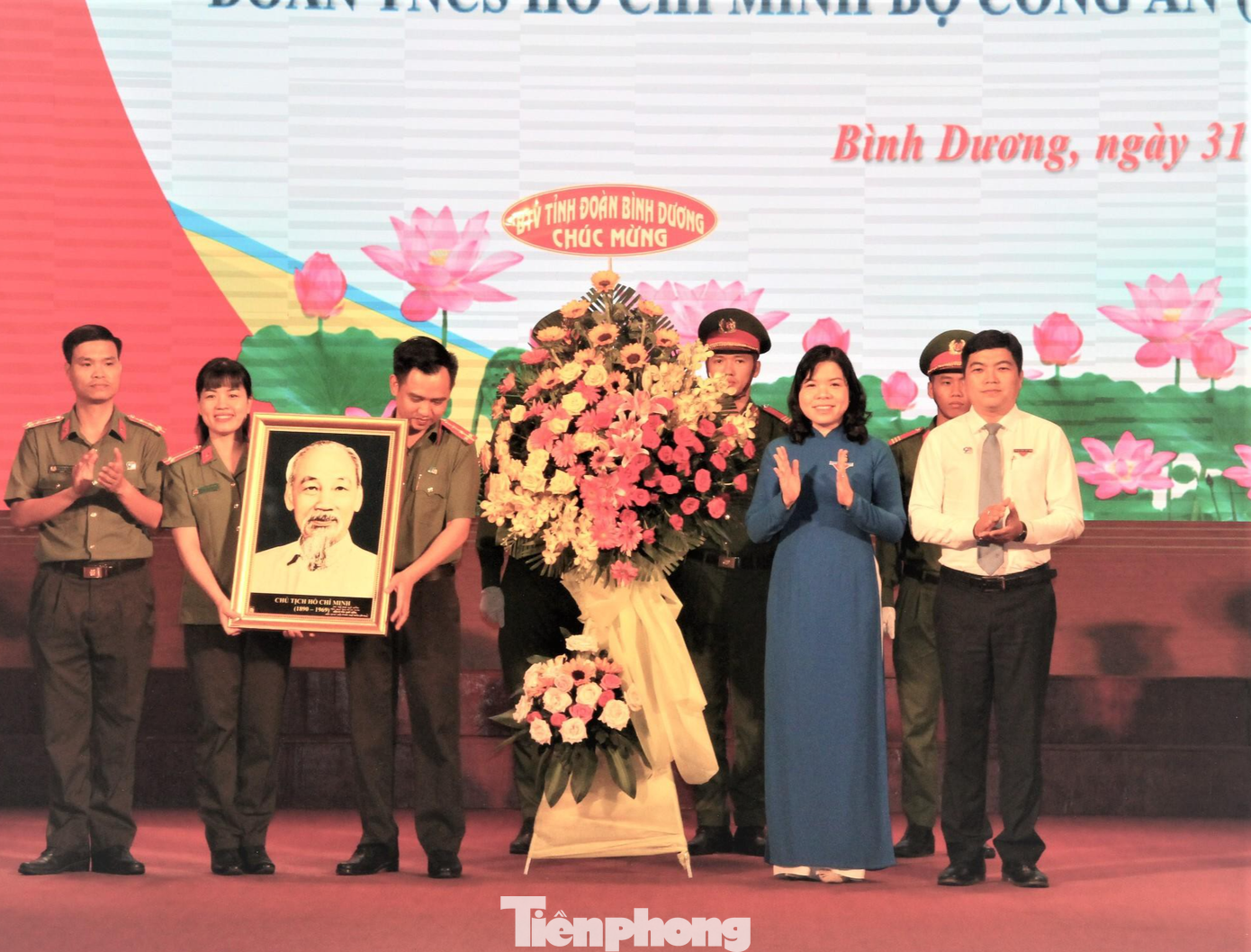 Lãnh đạo Tỉnh đoàn Bình Dương tặng hoa và ảnh Bác Hồ cho Đoàn thanh niên Công an tỉnh Bình Dương