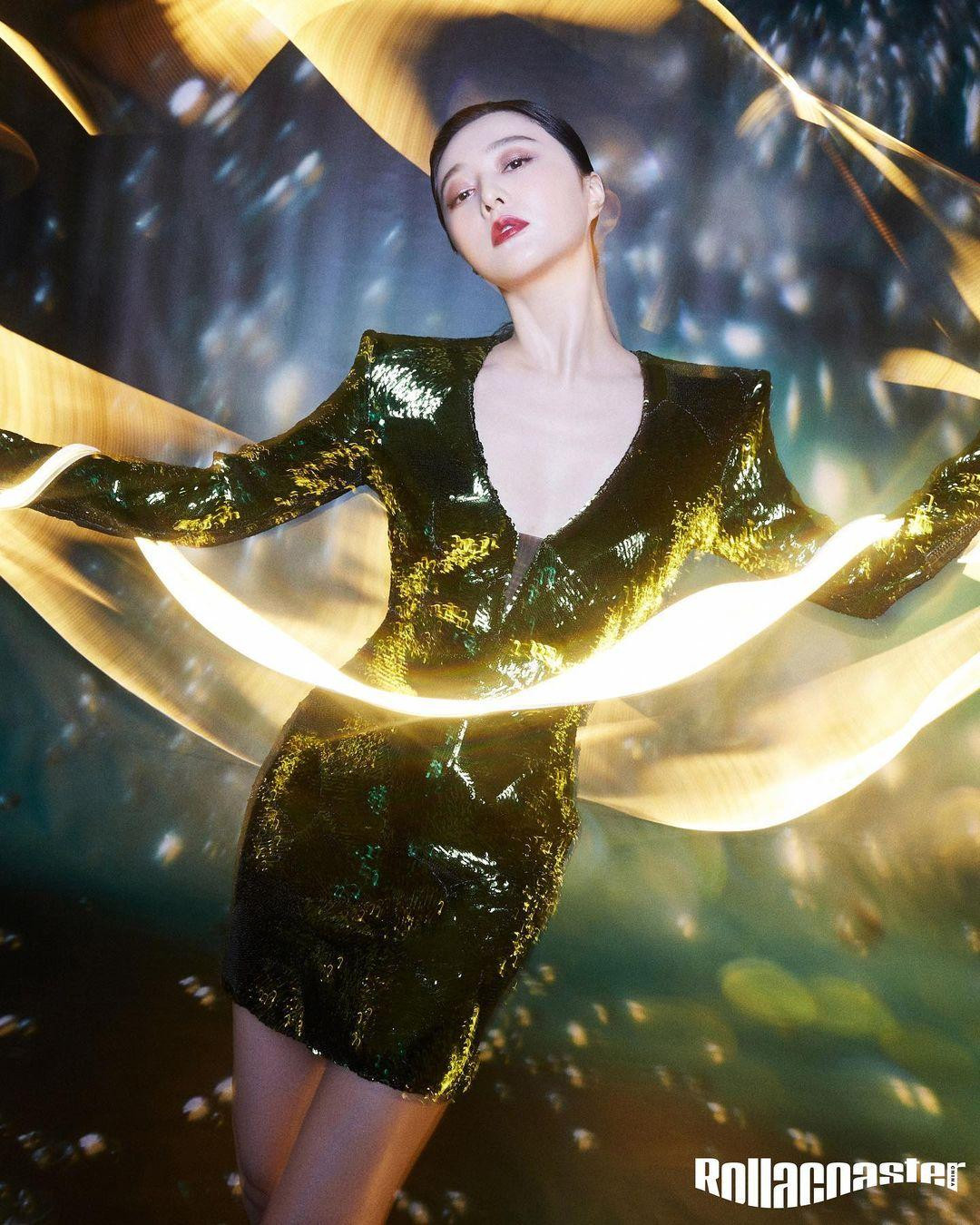 Cô diện loạt váy ngắn bó sát tôn eo thon trên tạp chí Rollacoaster.