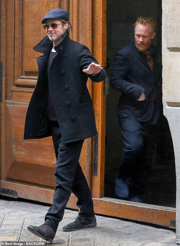 Từ năm 2017, Brad Pitt đã tham gia công việc sáng tạo nghệ thuật với một nhà điêu khắc người Anh để giải tỏa nỗi lòng sau khi ly hôn với Angelina. Anh cũng được cho là đã hẹn hò với vài bóng hồng nhưng hiện giờ đang độc thân.