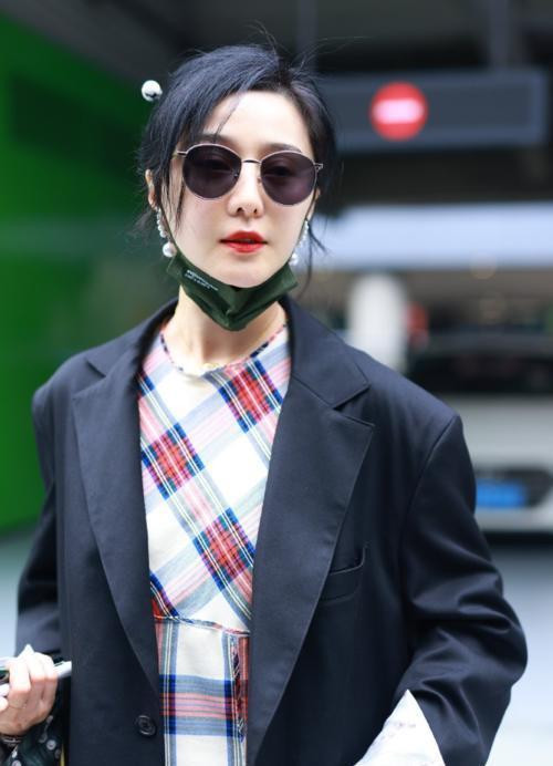 Hôm 2/4 vừa qua, cô xuất hiện ở sân bay với nhan sắc nổi bật, làn da trắng mịn.