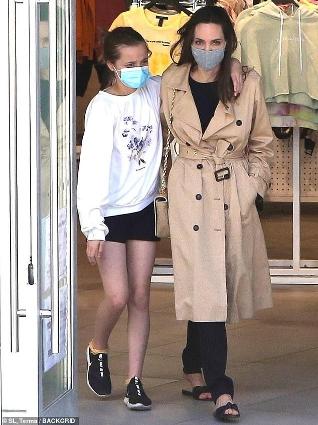Mới đây, Angelina được trông thấy đi mua sắm cùng con gái 12 tuổi Vivienne Jolie-Pitt