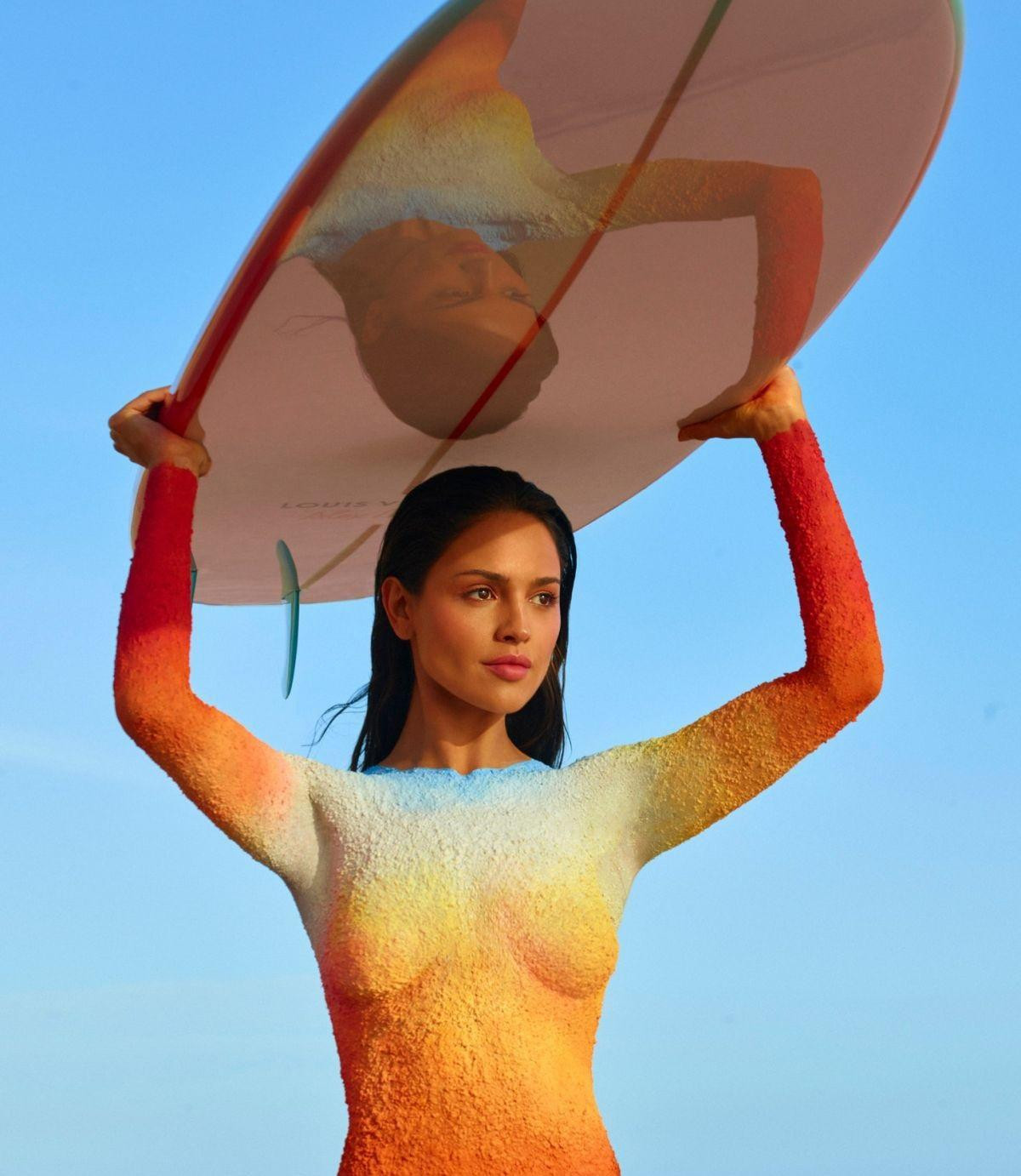 Mỹ nhân người Mexico cho biết cô mất tới gần 9 giờ đồng hồ để nghệ sĩ dùng màu vẽ lên cơ thể khỏa thân, và sau đó mất gần 4 tiếng để xóa đi.