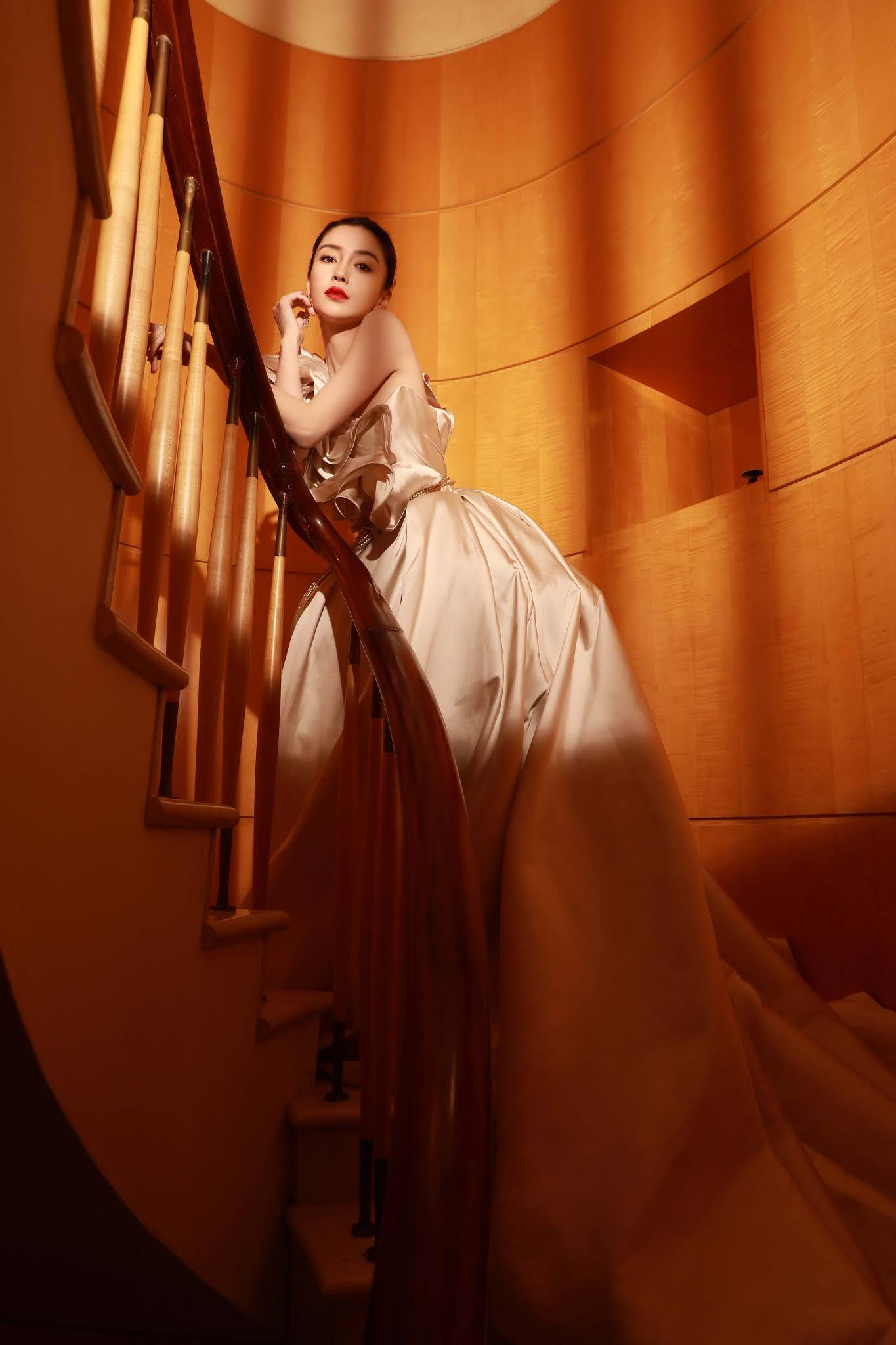 Trong năm qua, dù không có dự án phim ảnh nào đáng kể nhưng mỹ nhân sinh năm 1989 vẫn là gương mặt xuất hiện đều đặn trên báo chí.