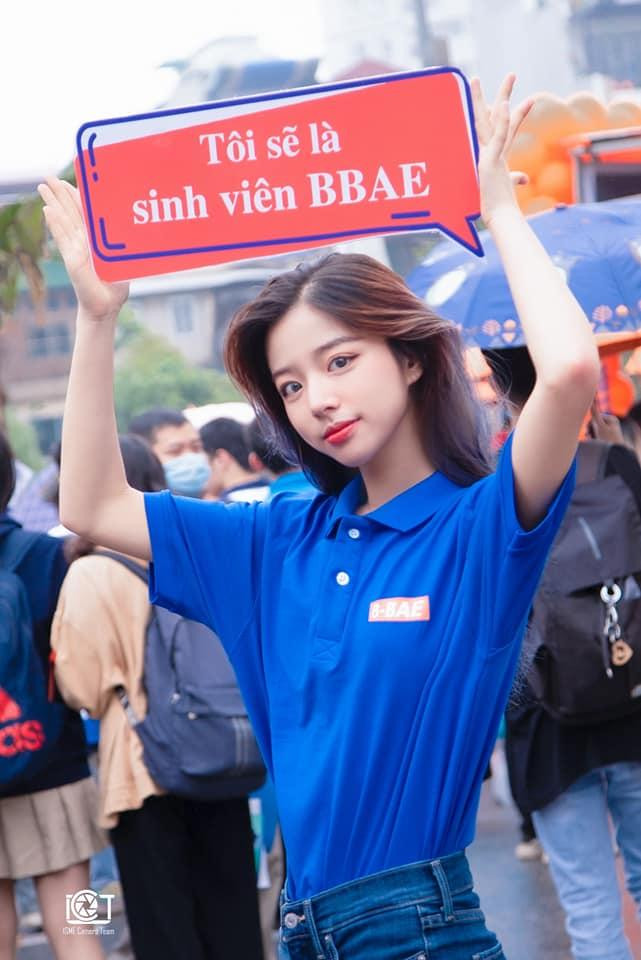 Cô bạn mặc đồng phục và jeans đơn giản nhưng vẫn rất xinh đẹp.