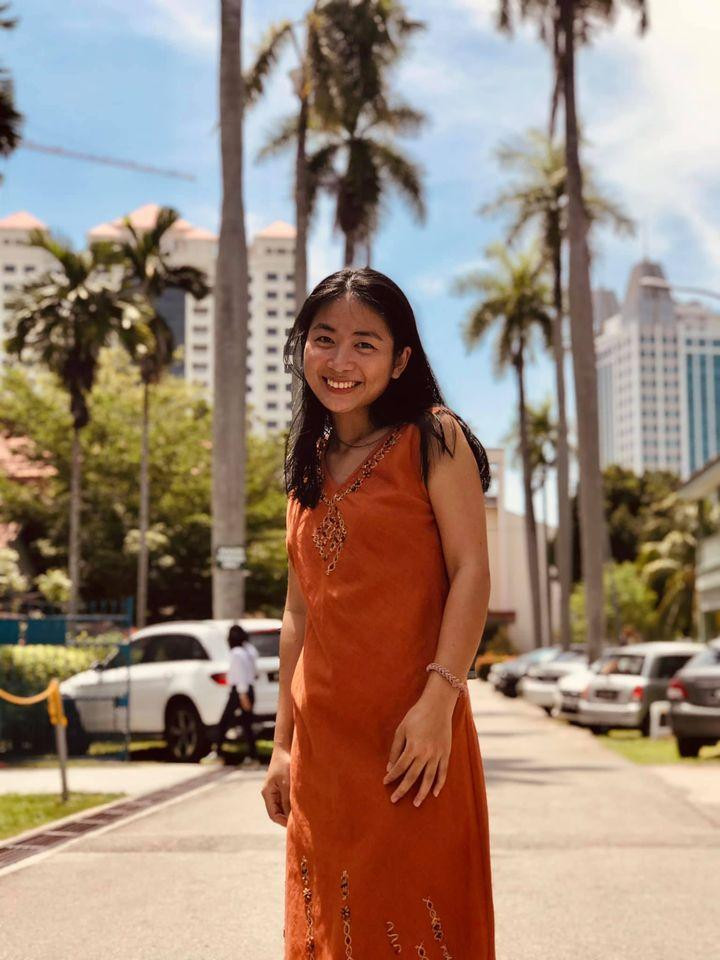 Chiếc váy Khánh Trang mua từ một cửa hàng đồ cũ ở George Town Chiếc váy Khánh Trang mua từ một cửa hàng đồ cũ ở George Town