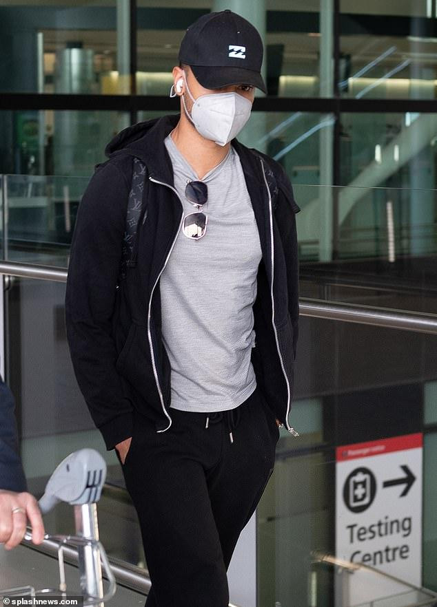 Nam diễn viên 31 tuổi xuất hiện tại sân bay Heathrow ở London mới đây sau khi trở về từ Los Angeles (Mỹ). Nam diễn viên 31 tuổi xuất hiện tại sân bay Heathrow ở London mới đây sau khi trở về từ Los Angeles (Mỹ).