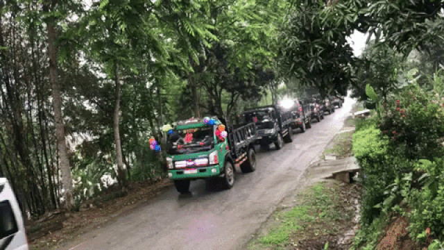 Dàn xe rước dâu có một không hai ở Yên Bái. Dàn xe rước dâu có một không hai ở Yên Bái.