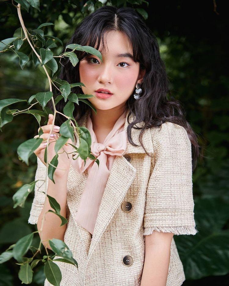 Thu Trang vừa học song song hai trường đại học, vừa là mẫu ảnh cho các shop thời trang. Thu Trang vừa học song song hai trường đại học, vừa là mẫu ảnh cho các shop thời trang.