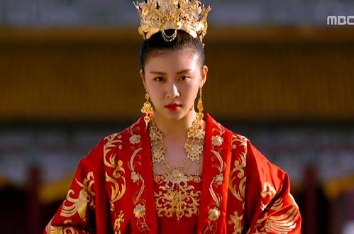 Ha Ji Won từng gây ấn tượng với diện mạo lộng lẫy trong phim Hoàng hậu Ki.