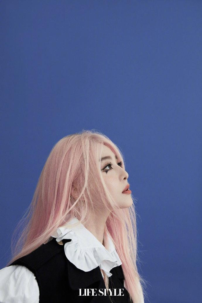 "Thoát vai" bà già, người đẹp Hoa ngữ lại hóa thân thành cô nàng rocker cá tính nổi loạn.