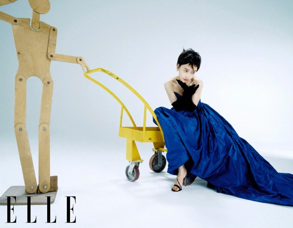 Tuy nhiên, nhiều fan cho rằng bộ ảnh mới này của người đẹp có concept khá khó hiểu