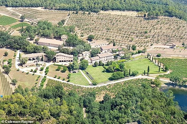 Vườn nho và lâu đài Chateau Miraval rộng lớn của cặp sao ở Correns, Pháp